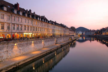 Quai dans le centre ville de Besançon